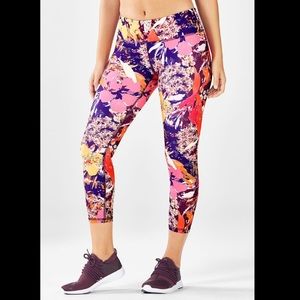 NWT: Fabletics mid-rise printed powerhold capri